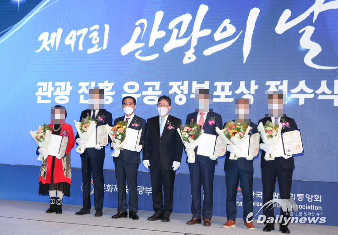 “25년 무사고 수송, 정직과 인간존중의 정신으로 경남 관광업의 활성화에 기여하고자 합니다”