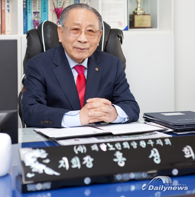 “90세의 나이지만, 국가와 노인 위한 봉사는 계속됩니다”