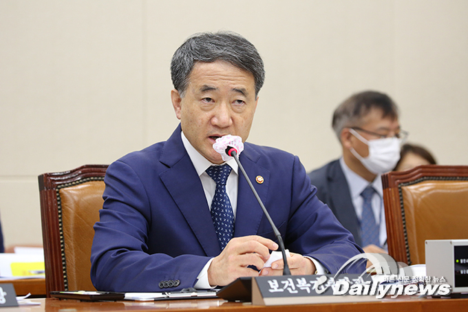 코로나19 확진자 500명 돌파···3월 이후 8개월 만