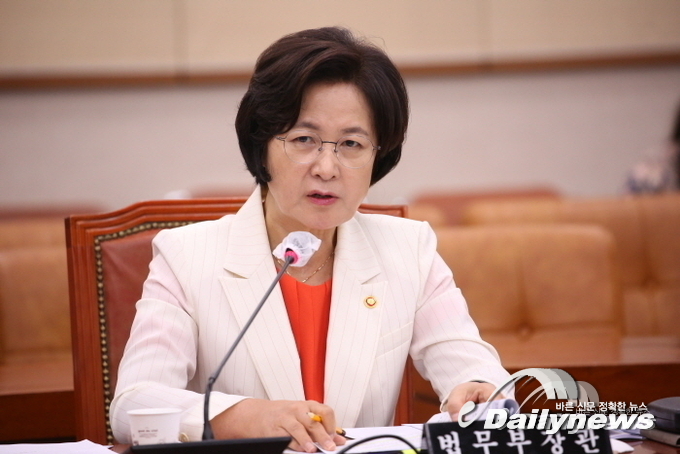추미애 “대내외 의견 참고해 절차대로 징계 진행”