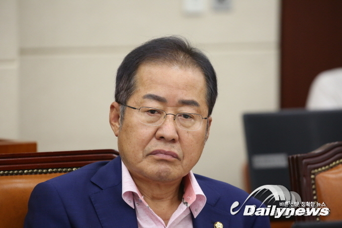 ‘檢 출신’ 홍준표 “검찰총장마저 당하는데 가만히 있나” 일갈
