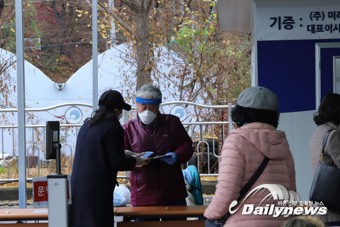 코로나19 확진자 438명···소규모 집단감염 확산 계속