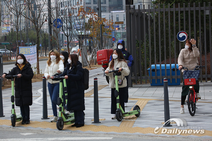 “전동킥보드 운전면허 취득해야”···규제완화법 뒤집혔다