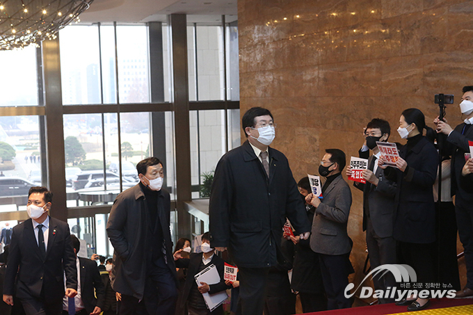 공수처법 국회 본회의 통과···野 “독재정당” 맹비난