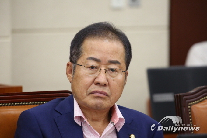 ‘김종인 사과’ 본 홍준표 “두들겨 맞은 놈이 팬 놈에게 사과?”