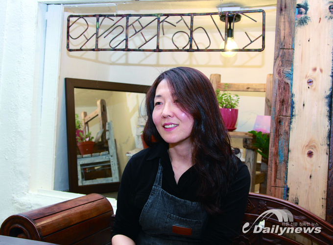 "핫 플레이스가 아닌 모슬포에 자연스럽게 녹아있는 공간이었음 좋겠어요"