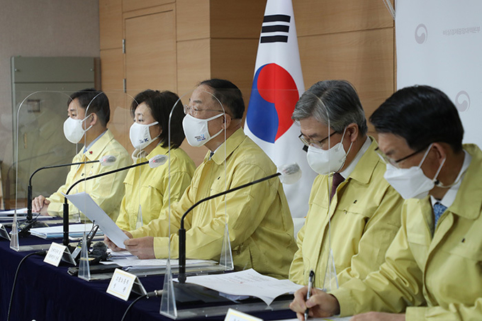 홍남기 “580만명에 9조3000억 맞춤형 지원···설 연휴 전 90% 지급”