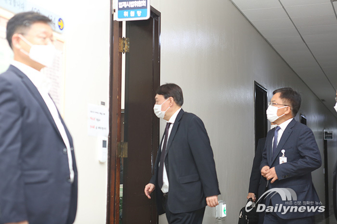법무부 장관 바뀌는 중에···윤석열 “국민의 검찰 자세로 법 집행”
