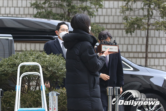 이재용 부회장, '국정농단' 파기환송심서 징역 2년 6개월 선고