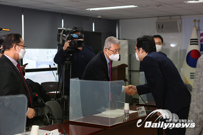 국민의힘 “K방역은 실패” vs 민주당 “어이가 없네”