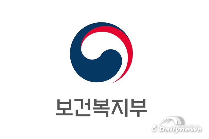 국민 절반 5인 이상 모임금지 효과 有…가족 만남은 허용해야”
