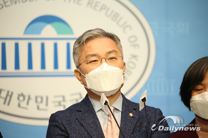 최강욱, 무책임 선동하는 일부 언론 바로잡아야