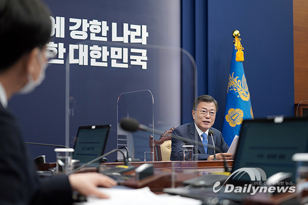 문 대통령 “3월부터 새 거리두기 시행…집합금지·영업제한 최소화