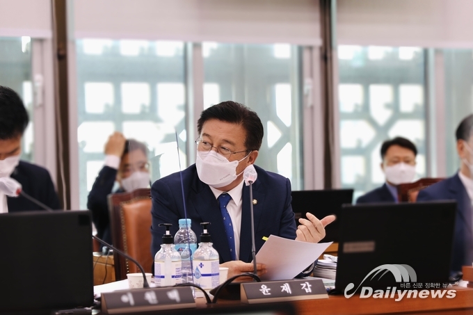 윤재갑, 코로나 위기 극복…'소상공인 재도약 패키지' 추진