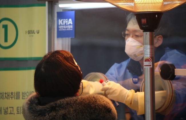 코로나19 신규 확진자 488명…사회적 거리두기 2주 연장