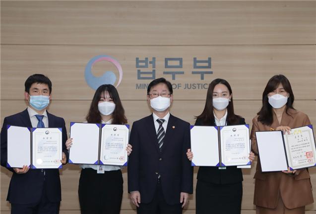 법무부, 코로나19 확산 방지 등 우수공무원 9명 포상