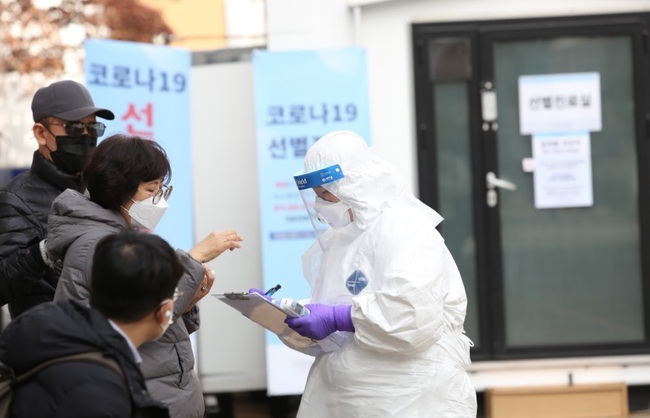 코로나19 신규 확진자 346명…문 대통령 내외 AZ백신 접종