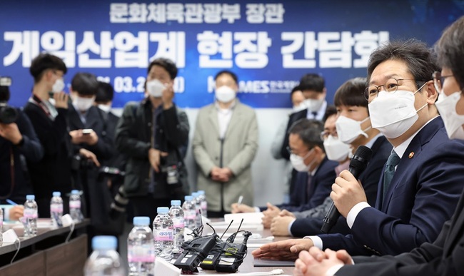 문체부 황희 장관 "법으로 아이템 확률공개…게임테마파크 만들 것"