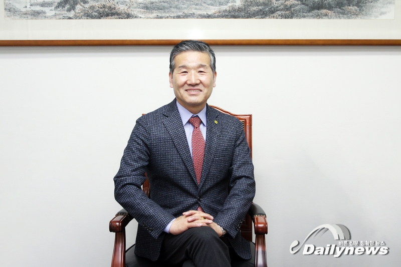 “새로운 시대에 걸맞는 봉사와 헌신으로  새마을 지도자의 국민적 위상을 높이겠습니다”