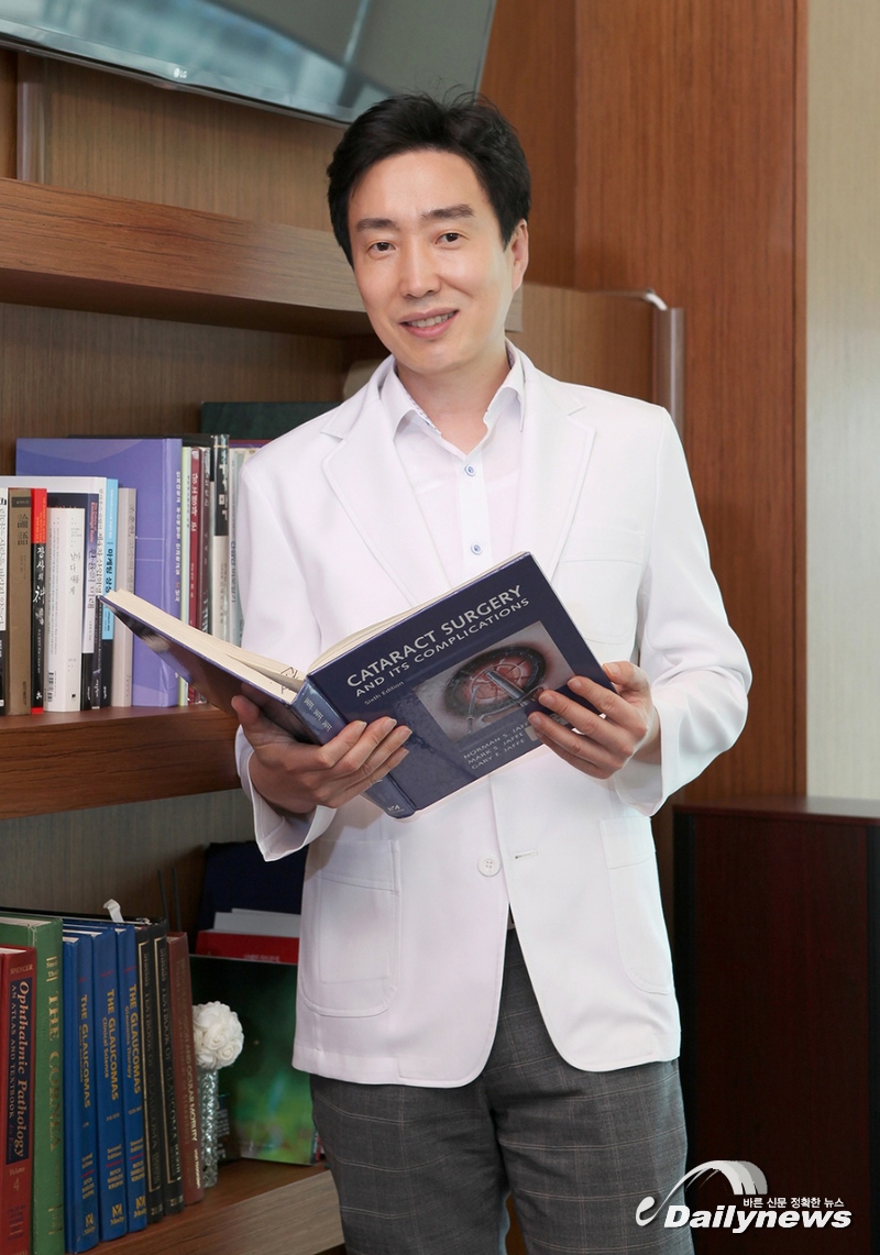 “누적 라식·라섹 수술 4만 명, 소비자 대상 3관왕, 환자들의 건강한 시력을 위해 지금처럼 최선을 다하겠습니다”