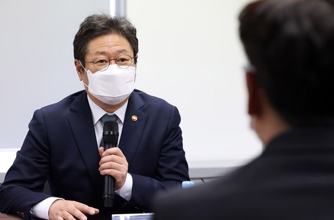 황희 문체부 장관, 영화산업 재도약 위한 적극 지원 약속