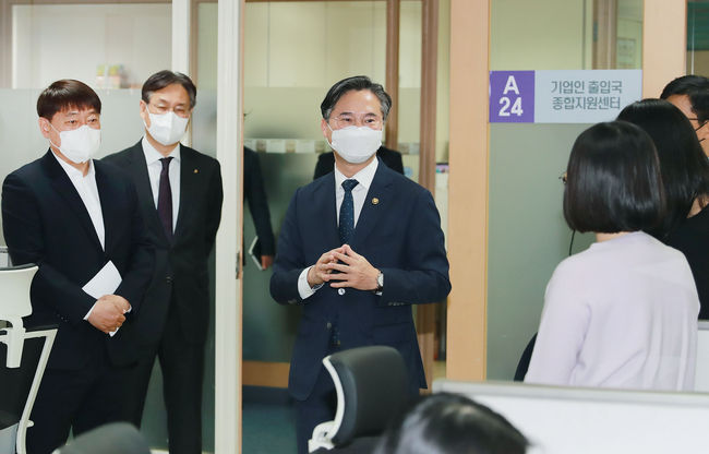 산업부, 해외출장 기업인 코로나 백신 접종 4월부터 허가…격리면제까지 원스톱 지원