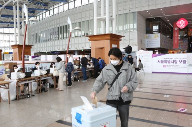 4·7 재보궐선거 사전투표 첫날 유권자들의 투표 행렬 이어져... 사전투표율 오후 1시 기준 4.44%