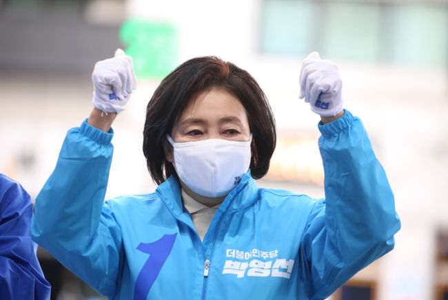 박영선, 지난 2005년 내곡동 땅 측량 당시 신었다는 "오세훈 페라가모 로퍼 신발 사진 찾았다"