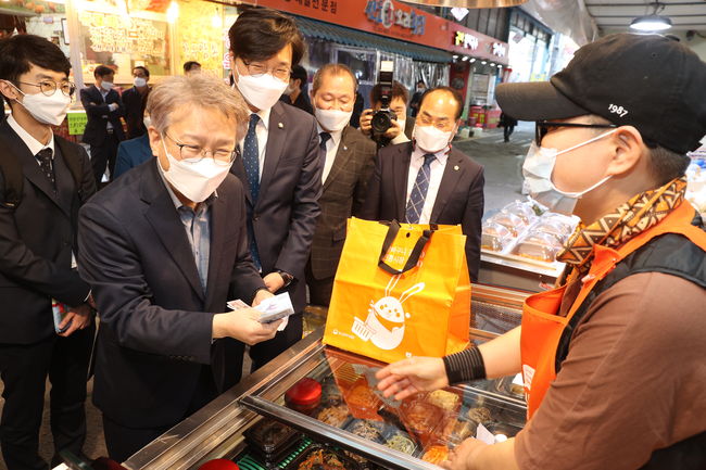 중기부 권칠승 장관, 전통시장 디지털 전환 현장 방문