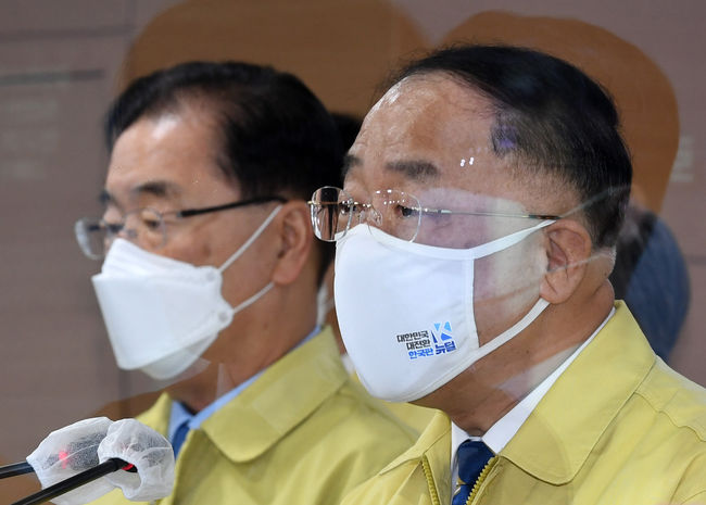 홍남기 "백신 9900만명 분 확보…11월 집단면역 달성할 것"