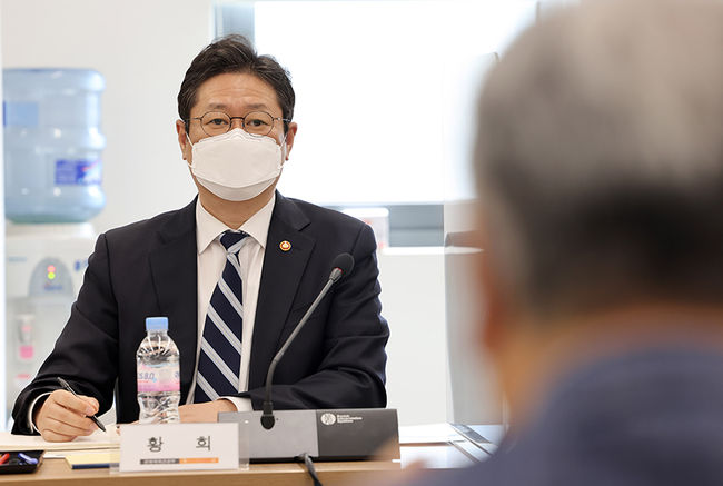 황희 문체부 장관, 피시방 현장 점검 "코로나 방역 모범사례"