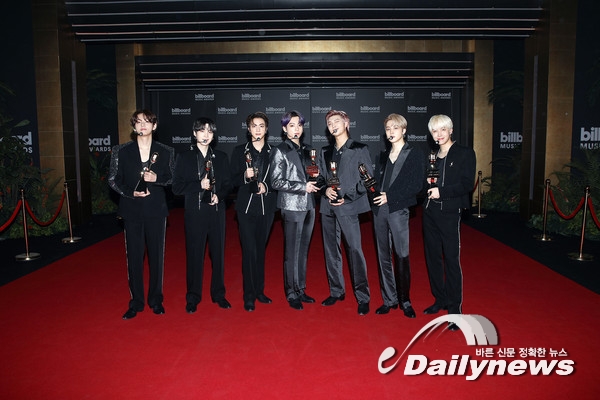 방탄소년단 "2021 빌보드 뮤직 어워드, 4관왕"