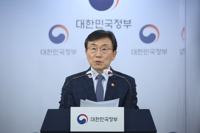 백신 1차 접종자, 7월부터 야외서 마스크 벗는다