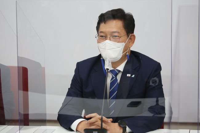 여당 코로나 4명 확진, 일정 `올스톱`…국회 셧다운 가능성 有