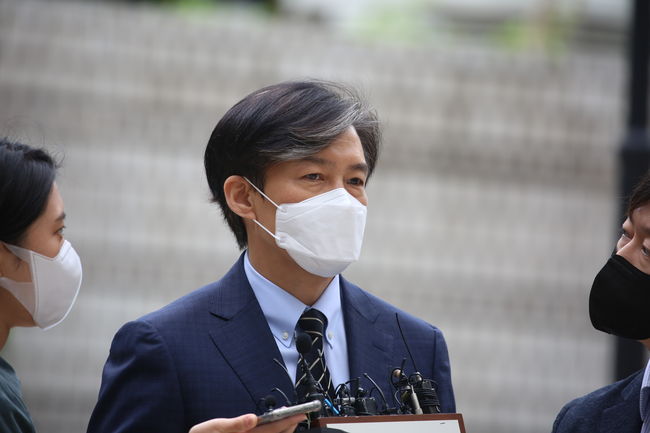 조국·정경심 부부, 오늘 피고인으로 법정 동반출석