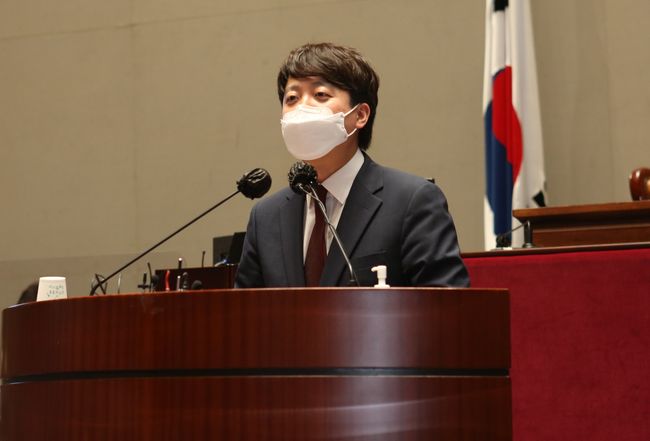 이준석 신임 당대표, "목표는 대선 승리" 의원총회 참석