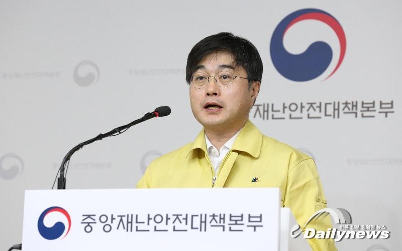 수도권, "사적모임 최대 4인으로" 현행 체계 연장 결정