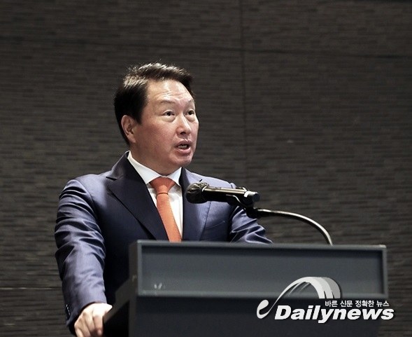 최태원 SK 회장, 해외유학생…지성 갖춘 거목되어 사회에 기여해야