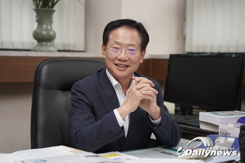“실질적 민주주의와 복지를 통해 ‘지속 가능한 발전’위한 토대를 닦겠습니다.”