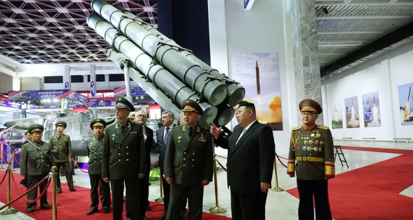 김정은, 쇼이구 러시아 국방장관에 고체추진 ICBM 과시