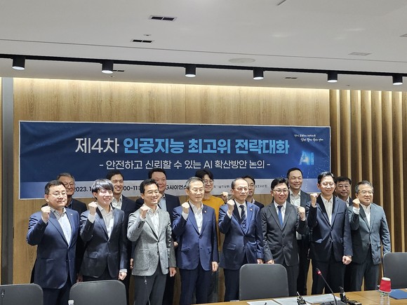 “AI 생성물에 가시적 워터마크 도입…단계적 적용”