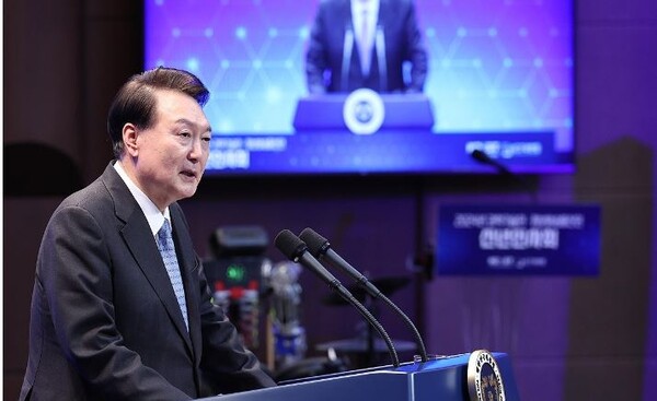 윤대통령 "AI·첨단바이오·양자 등 미래기술 R&D에 집중 투자"