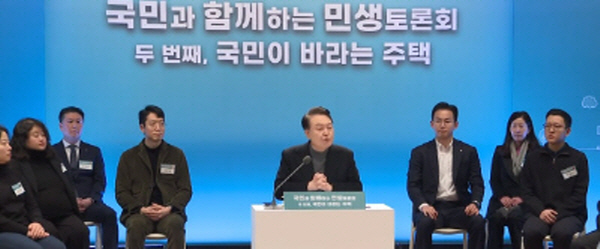 윤 "30년 이상 주택 안전진단 없이 재건축 가능...규제 확 풀것“