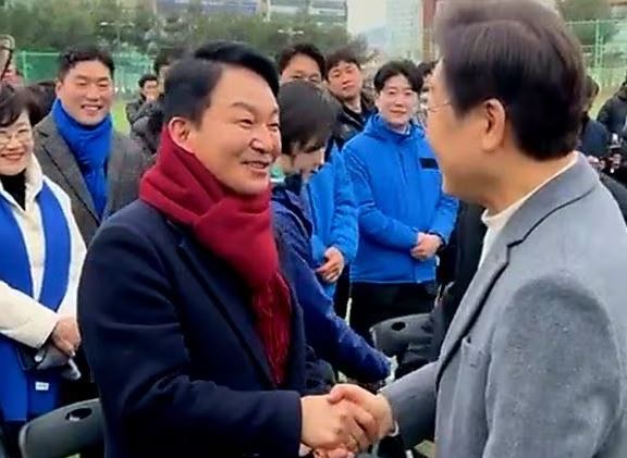'겉으로 웃고 있지만'...이재명·원희룡 격전지서 '어색한 조우'