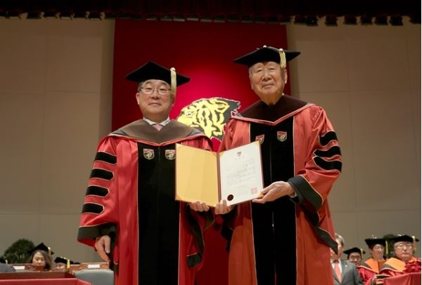 [줌인]"배움엔 끝이 없다"...83세에 법학박사 딴 이중근 회장