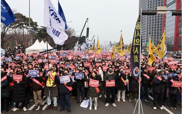 [한컷뉴스]'의료탄압' 외치며 여의도에 모인 의사들