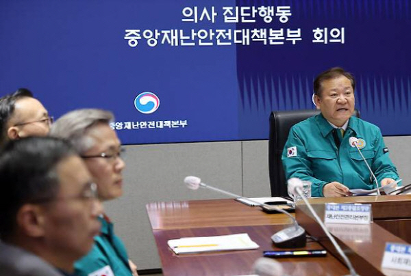 정부, 소아 필수 진료에 5년 간 1조3천억 지원..."의료비 부담  줄일것"