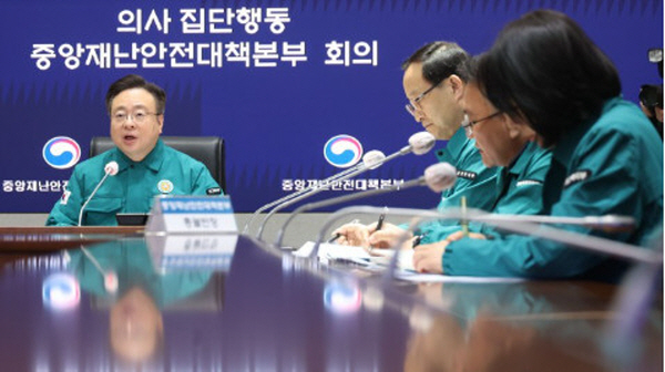 정부 "의대 교수들 사직서 심각한 우려…생명 두고 협상 안 돼“