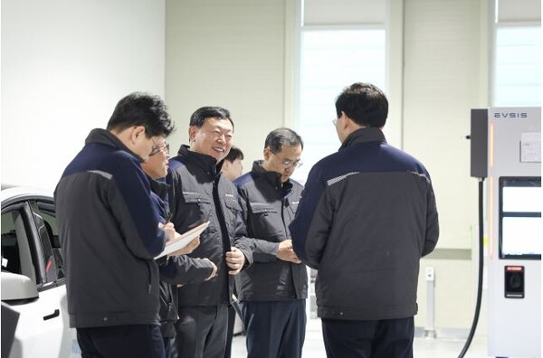 [한컷뉴스]"나도 현장경영"...청주 신성장사업현장 찾은 신동빈