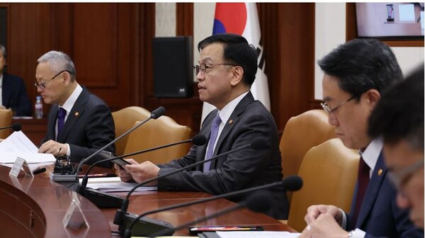 중동위기에 국제유가 출렁...정부, 유류세 인하 6월말까지 연장